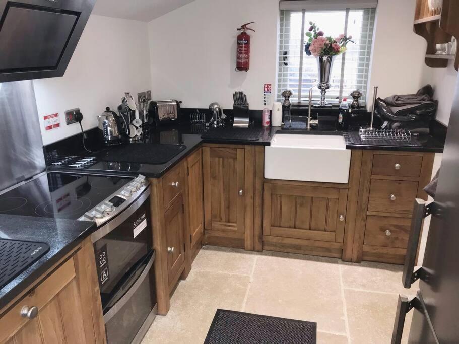 Chic 2 Bed Peak District Cottage Barn Near Alton Towers, Polar Bears, Chatsworth House Leek Exterior photo